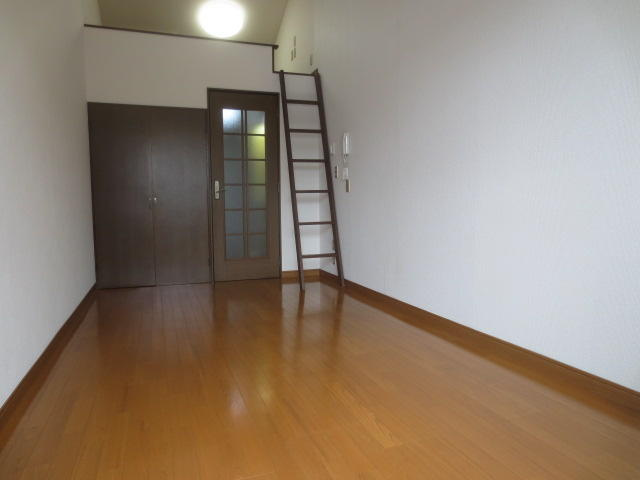 西山ハイツの居間・リビング