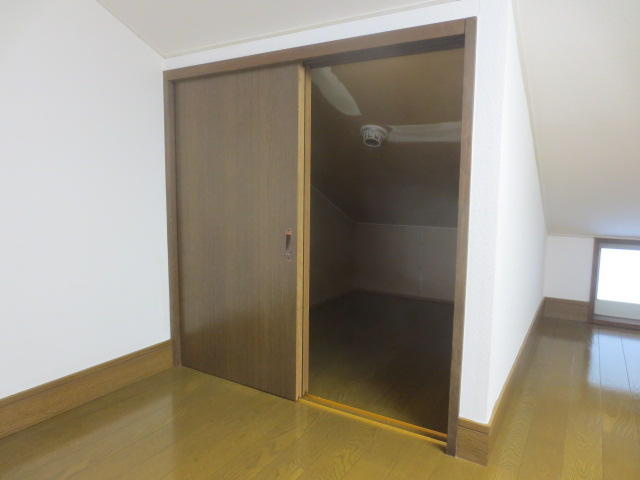 西山ハイツの収納|ロフトにも収納があります