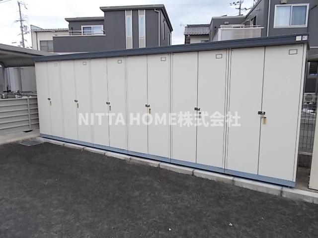 グリーン・テーブルの設備|タイヤ庫がありスタッドレスタイヤの保管が出来ます○