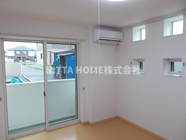 グリーン・テーブルの居間・リビング|洋室にはエアコン完備です◎