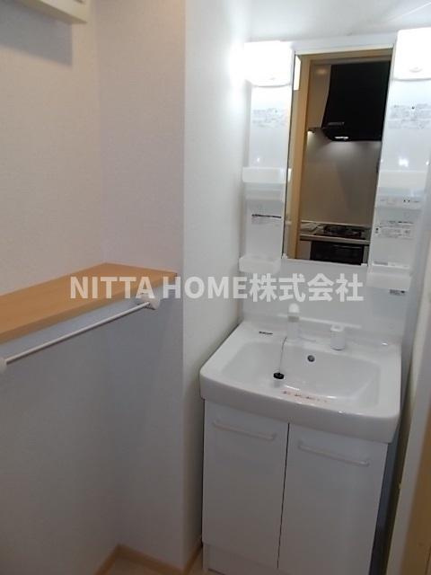 グリーン・テーブルの洗面所|シャワー付き洗面台で朝の身支度はばっちり◎