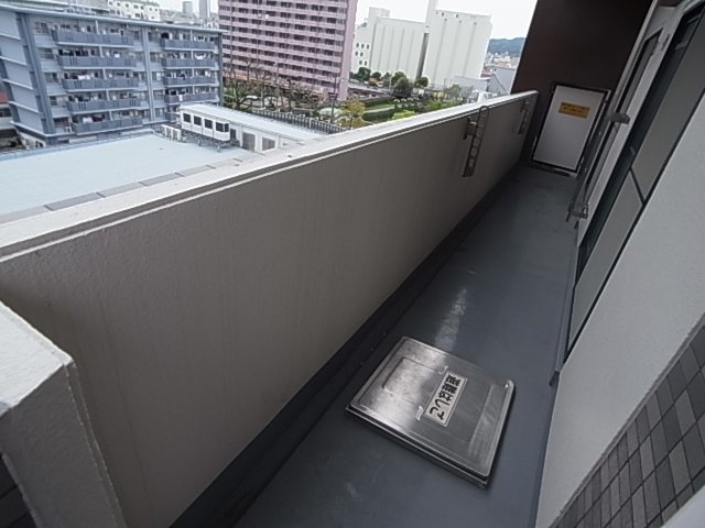 神戸市兵庫区駅南通３丁目の賃貸マンションのバルコニー