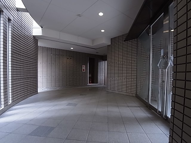 神戸市兵庫区駅南通３丁目の賃貸マンションのエントランス