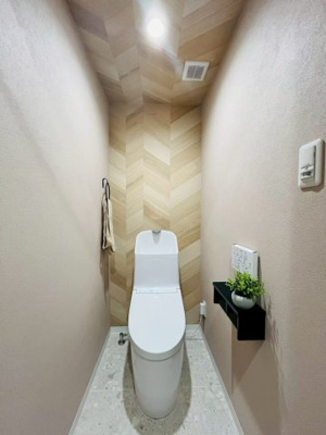 【トイレ】 | コープ野村森之宮 | 温水洗浄便座完備の洋式トイレ。手元で操作できる壁面リモコンで快適な使い心地。
