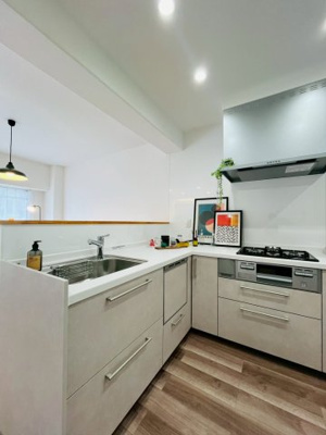 【キッチン】 | コープ野村森之宮 | 家事動線スムーズなL字型のシステムキッチン！家事の時短に役立つ食洗機も完備。浮いた時間は家族や自分のために使いましょう♪