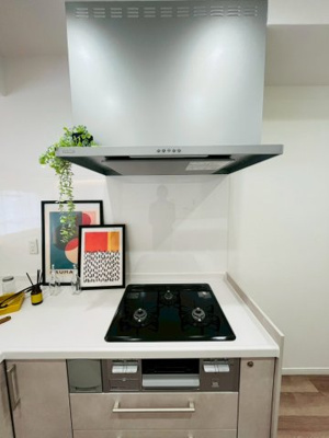 【キッチン】 | コープ野村森之宮 | 三口コンロでお料理も効率的に進められます。