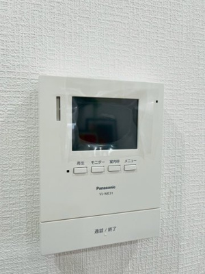 【防犯設備】 | コープ野村森之宮 | 来客時に姿を確認できるモニタ付きのインターホンです。