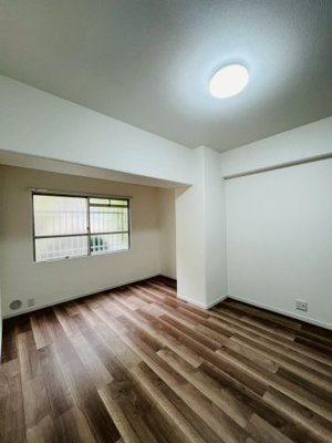 【洋室】 | コープ野村森之宮 | 家具のレイアウトがしやすいシンプルな洋室です。