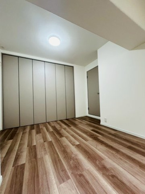 【洋室】 | コープ野村森之宮 | 濃淡のあるフローリングが雰囲気のあるあたたかみ感じる内装。