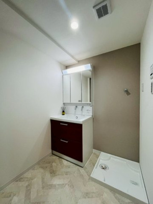 【洗面所】 | コープ野村森之宮 | 洗濯機から床への漏水を防ぐことが出来る防水パン設置済み。