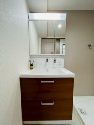 【独立洗面台】 | コープ野村森之宮 | 日々の身支度に欠かせない独立洗面台です。