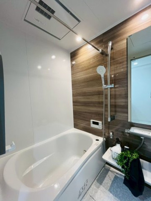 【浴室】 | コープ野村森之宮 | 木目調のアクセントパネルで、お部屋のようなリラックス空間を演出するバスルームです。