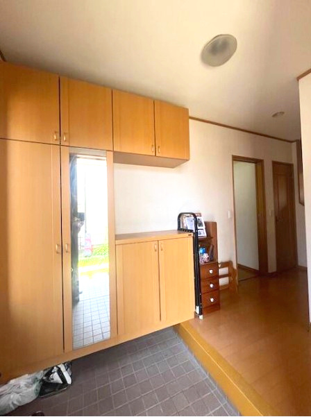 和歌山市　西庄（西ノ庄駅）の玄関|ゆとりのある広々とした玄関には、大容量のシューズ収納を完備。ご家族の靴をすっきり収納でき、いつでも快適で美しい玄関空間を保てます。