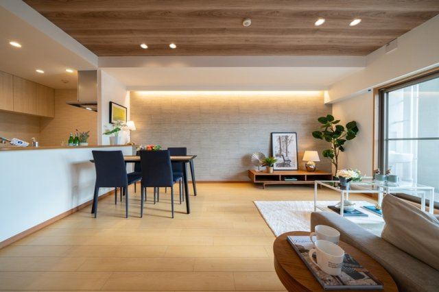 【居間・リビング】 | ディーレスティア堺・光明池 | 居心地の良い空間でご家族が一緒に食事を楽しめます。会話も弾むコミュニケーションが取りやすい空間設計です！