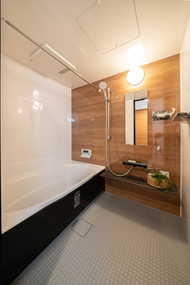 【浴室】 | ディーレスティア堺・光明池 | 足を伸ばしてゆったりと湯船に浸かれる広々バスルーム。ご家族一緒に、癒しのバスタイムをお楽しみください！