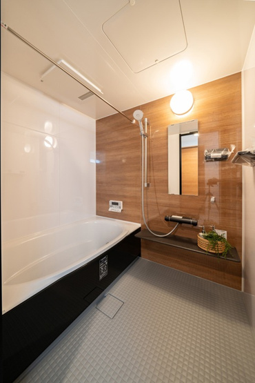 【浴室】 | ディーレスティア堺・光明池 | 足を伸ばしてゆったりと湯船に浸かれる広々バスルーム。ご家族一緒に、癒しのバスタイムをお楽しみください！