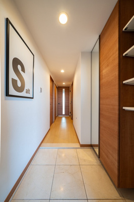 【玄関】 | ディーレスティア堺・光明池 | 脱いだ靴をすぐに片付けられるシューズボックスを設置！お出かけ前の身だしなみチェックもできる姿見付きです。