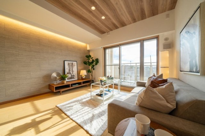 【居間・リビング】 | ディーレスティア堺・光明池 | 南西面に大きな掃き出し窓を設置。たっぷりと採光を取り込める開放的なLDK！日中は照明なしでもお過ごしいただけますね。