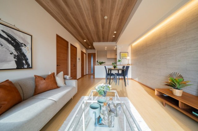 【居間・リビング】 | ディーレスティア堺・光明池 | どんなインテリアも映えるシンプルな内装です！お好きなインテリアを揃え、お好みのレイアウトでお楽しみください。