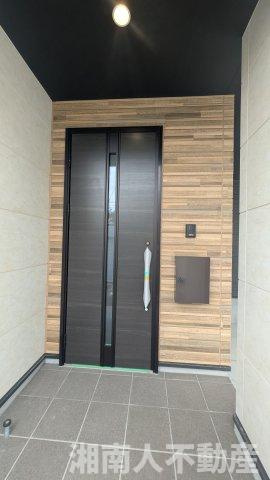 藤沢市片瀬海岸３丁目２３９２－２３４新築戸建ての玄関|毎日通る玄関はこちらです