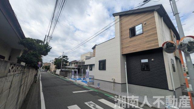 藤沢市片瀬海岸３丁目２３９２－２３４新築戸建ての前面道路含む現地写真|前面道路含む現地写真です