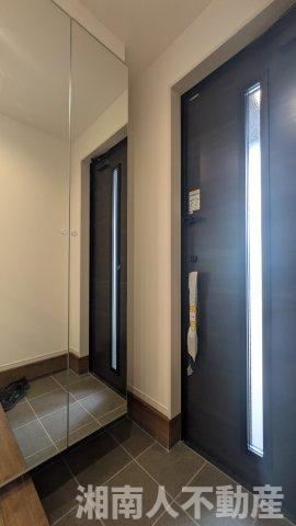 藤沢市片瀬海岸３丁目２３９２－２３４新築戸建ての玄関|収納もある玄関です