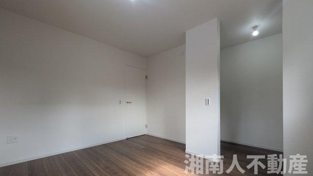 藤沢市片瀬海岸３丁目２３９２－２３４新築戸建ての洋室|個人の部屋や寝室として使える洋室です