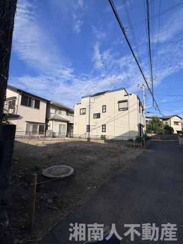 茅ヶ崎市平和町　売地の前面道路含む現地写真|南西道路に面しており、陽当たり良好