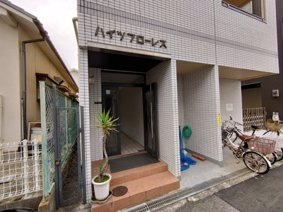 【エントランス】 | ハイツフローレス | 明るいエントランスです。