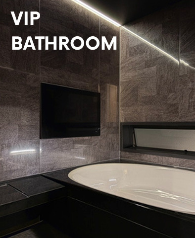 中古/新座市大和田5丁目の浴室|TV付き広々バスルーム
 ダークトーンで統⼀され高級感あり