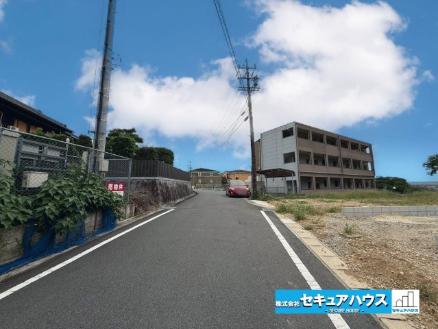 【同施工物件ご案内可能】東海市名和町南三宅山　全3棟　の前面道路含む現地写真|事前予約にて現地ご見学いただけます！お気軽にお問い合わせください♪
■株式会社　セキュアハウス■
住宅ローンに強く、知識、経験豊富なスタッフ在籍
お客様に寄り添い、ご成約後もサポート致します