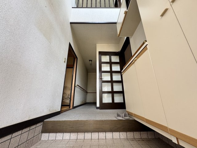 丹波島1丁目中古住宅の玄関