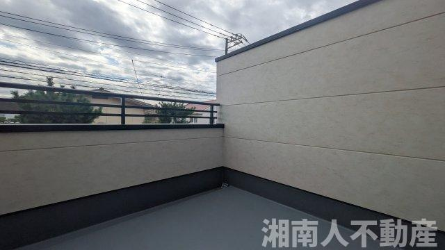 藤沢市片瀬海岸３丁目２３９２－２３４新築戸建てのバルコニー|外からの目が気にならないバルコニーで洗濯物が干せます