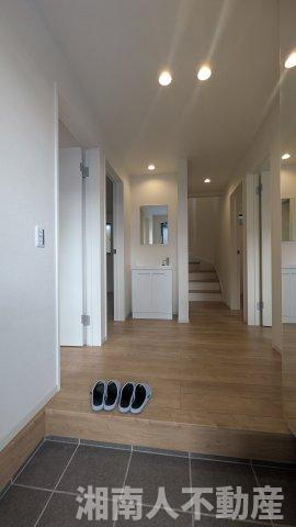 藤沢市片瀬海岸３丁目２３９２－２３４新築戸建ての玄関|落ち着いた玄関です