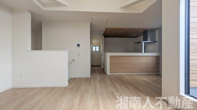 藤沢市片瀬海岸３丁目２３９２－２３４新築戸建ての居間・リビング|使いやすい居間です