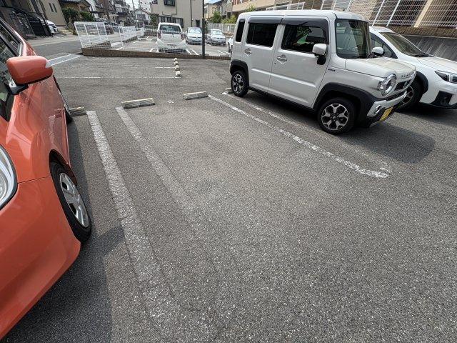 クレモンティーヌ　Ｃの駐車場