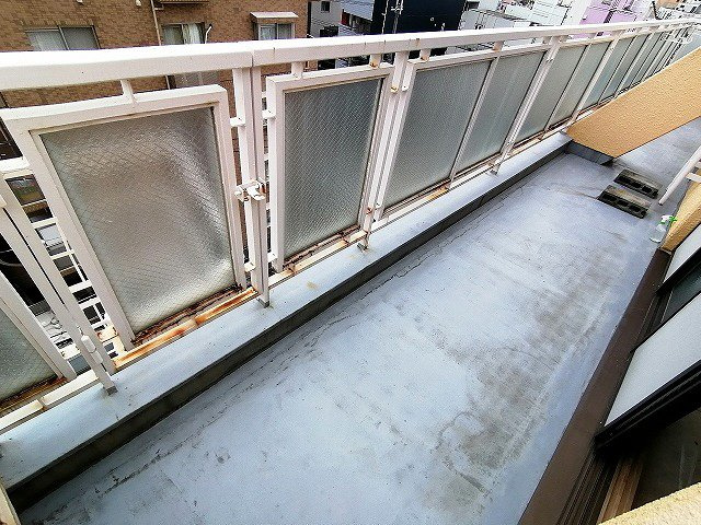 神戸市兵庫区西上橘通１丁目の賃貸マンションのバルコニー