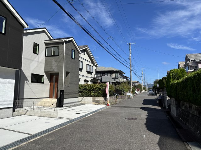 佐伯区五月が丘3丁目24-1期の前面道路含む現地写真|閑静な住宅地です。