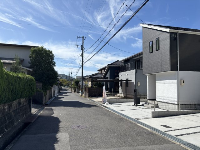 佐伯区五月が丘3丁目24-1期の前面道路含む現地写真