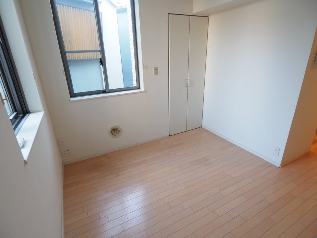 【居間・リビング】 | ＳＨレジデンス | 収納付きでスッキリとしたお部屋です♪