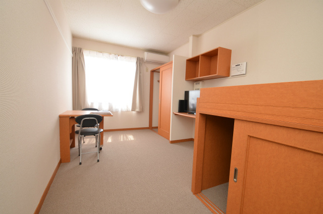 直方市大字感田のアパートの居間・リビング