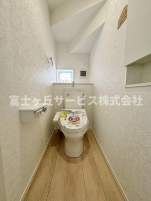 【トイレ】 | 藤枝市高洲 4期 新築一戸建て | 1Fトイレです
2Fにも同タイプのトイレがあります