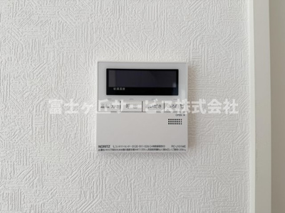 【発電・温水設備】 | 藤枝市高洲 4期 新築一戸建て | リビングからも操作ができて便利です