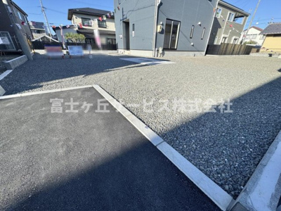 【駐車場】 | 藤枝市高洲 4期 新築一戸建て | 車種により6台駐車可能です