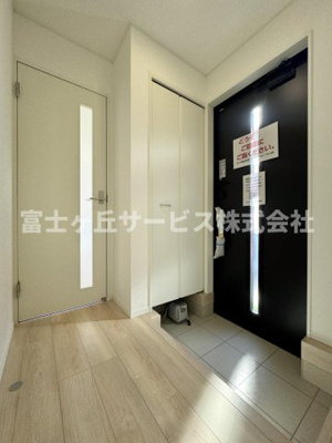【玄関】 | 藤枝市高洲 4期 新築一戸建て | 収納もある玄関です