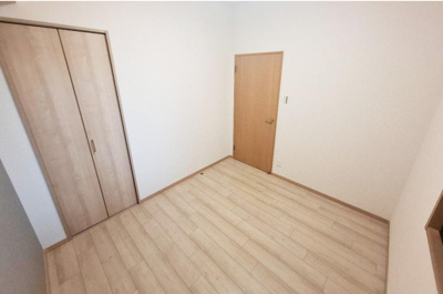 【収納】 | エスリード堺三国ヶ丘 | 納戸4.5帖。季節物や使用頻度の低い物などがたっぷりと片付く納戸スペース。窓や収納付きで、多目的にご活用いただけます！