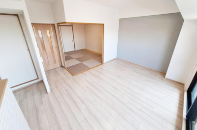 【居間・リビング】 | エスリード堺三国ヶ丘 | LDKに和室が隣接。和室の扉は大きく開放が可能！バルコニーに面した開放感溢れる憩いの空間が実現します。