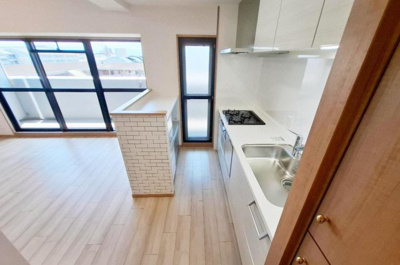 【キッチン】 | エスリード堺三国ヶ丘 | 壁付タイプのキッチンはLD空間とカウンターで区切られています。吊戸棚やスライド式収納など、収納豊富なキッチンは調理スペースを広くお使いいただけます！