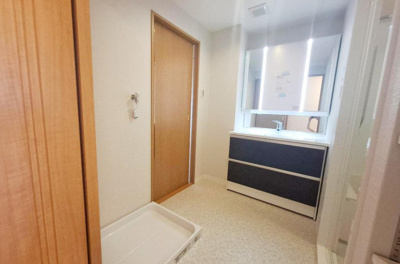 【独立洗面台】 | エスリード堺三国ヶ丘 | 鏡裏やボウル下に収納のある三面鏡付き洗面化粧台を設置。毎日使う歯ブラシやメイク道具など、生活感の出るアイテムがスッキリ収まります！