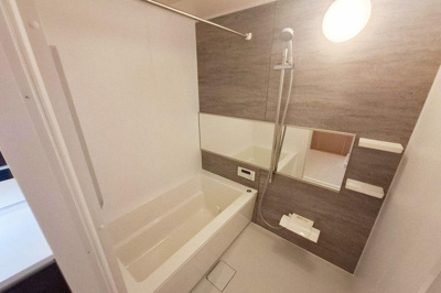 【浴室】 | エスリード堺三国ヶ丘 | 足を伸ばしてゆったりと湯船に浸かれる広々バスルーム。ご家族一緒に、癒しのバスタイムをお楽しみください！